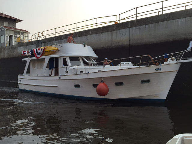 IslandTime passing thru the Troy Federal Lock 2015 44 Ft Marine Trader MK II Sedan Europa